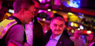 NRW-Innenminister Herbert Reul steht bei der Kontrolle eines Diskothekenbetriebs im Lokal.