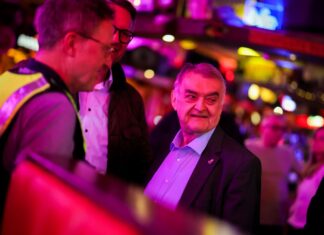 NRW-Innenminister Herbert Reul steht bei der Kontrolle eines Diskothekenbetriebs im Lokal.