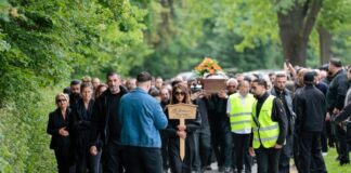 An der Beerdigung nahmen knapp 1.000 Menschen teil. 