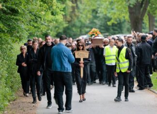 An der Beerdigung nahmen knapp 1.000 Menschen teil. 