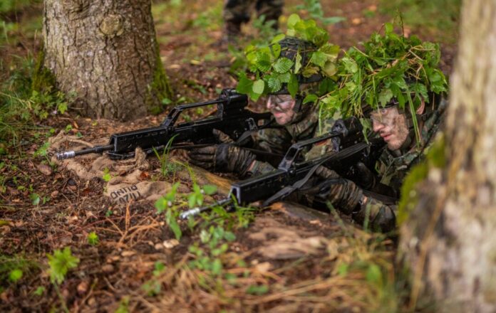 Reservisten der Bundeswehr bei einer Übung Zunehmend melden sich Ex-«Zivis» nachträglich doch noch für den Bundeswehr-Dienst (Symbolbild)