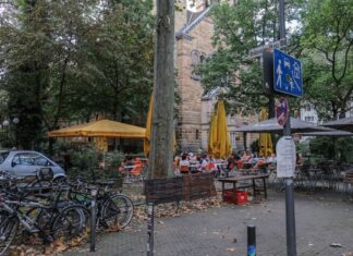 Vor allem in lauen Sommernächten ist der Brüsseler Platz im Ausgehviertel ein beliebter Treffpunkt. (Archivfoto)