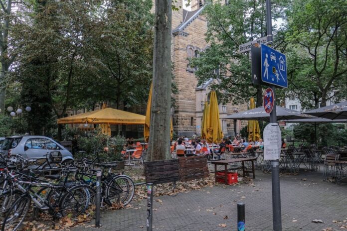 Vor allem in lauen Sommernächten ist der Brüsseler Platz im Ausgehviertel ein beliebter Treffpunkt. (Archivfoto)