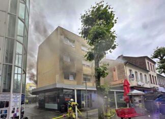 Die Brandursache war zunächst nicht bekannt.