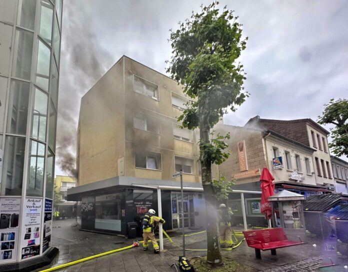Die Brandursache war zunächst nicht bekannt.