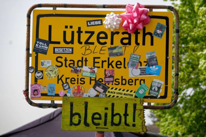 Ortsschild Lützerath Nach einem Gottesdienst zum Gedenken an die für die Braunkohle zerstörte Ortschaft Lützerath hat das Amtsgericht Erkelenz eine 68 Jahre alte Frau freigesprochen. (Symbolbild)