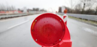 Es wird eine spektakuläre Brückenbaustelle an der A42 werden - am Dienstag werden die Brückenteile abgeladen. (Symbolbild)