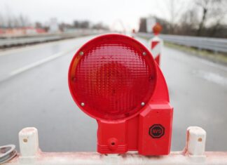 Es wird eine spektakuläre Brückenbaustelle an der A42 werden - am Dienstag werden die Brückenteile abgeladen. (Symbolbild)