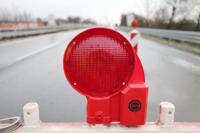 Es wird eine spektakuläre Brückenbaustelle an der A42 werden - am Dienstag werden die Brückenteile abgeladen. (Symbolbild)