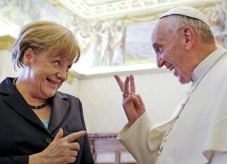 Die ehemalige Bundeskanzlerin Angela Merkel wünscht sich als Nachfolger von Papst Franziskus auch wieder einen menschennahen Papst (Archivbild).