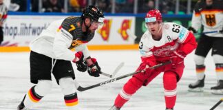 Spielt bald für die Kölner Haie: der dänische Nationalspieler Patrick Russell (rechts), hier jüngst bei der WM im Duell mit Deutschlands Maximilian Kastner. 