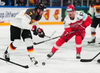 Spielt bald für die Kölner Haie: der dänische Nationalspieler Patrick Russell (rechts), hier jüngst bei der WM im Duell mit Deutschlands Maximilian Kastner. 