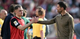 Leverkusens Florian Wirtz und Trainer Xabi Alonso pflegen ein gutes Verhältnis zueinander. 