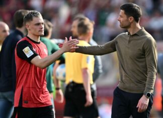 Leverkusens Florian Wirtz und Trainer Xabi Alonso pflegen ein gutes Verhältnis zueinander. 