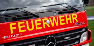 Bei einem Brand in einem Dachgeschoss in Essen sind zwei Menschen verletzt worden. (Illustration)