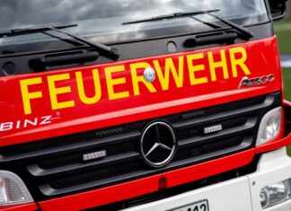 Bei einem Brand in einem Dachgeschoss in Essen sind zwei Menschen verletzt worden. (Illustration)