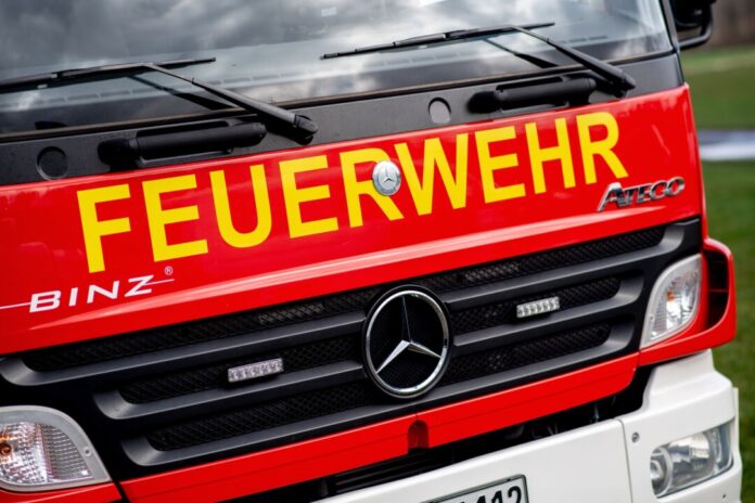 Feuerwehr Bei einem Brand in einem Dachgeschoss in Essen sind zwei Menschen verletzt worden. (Illustration)
