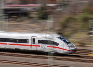 Viele ICE-Reisende müssen sich in Geduld üben (Symbolbild)