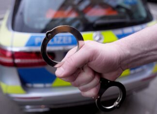 Beamte der Bundespolizei haben im Kreis Heinsberg einen Mann bei Grenzkontrollen festgenommen. (Symbolbild)