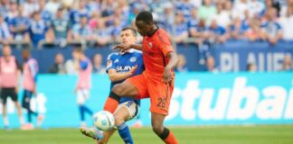 Ilyas Ansah (l) und seine Paderborner Mitspieler waren meist einen Schritt schneller.