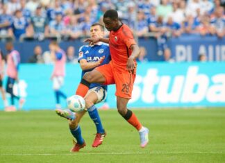 Ilyas Ansah (l) und seine Paderborner Mitspieler waren meist einen Schritt schneller.