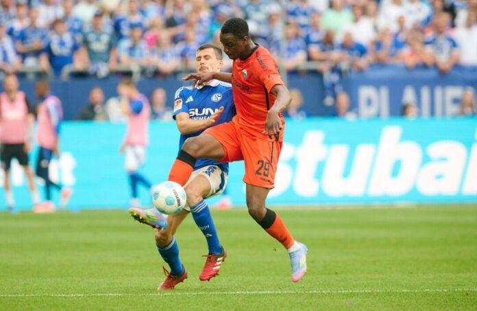 Ilyas Ansah (l) und seine Paderborner Mitspieler waren meist einen Schritt schneller.