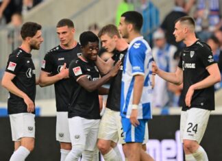 Preußen traf nach Belieben, Magdeburgs Livan Burcu (M) ist konsterniert  