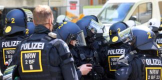 Die Polizei ist mit einem größeren Aufgebot vor Ort. 