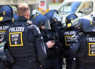 Die Polizei ist mit einem größeren Aufgebot vor Ort. 