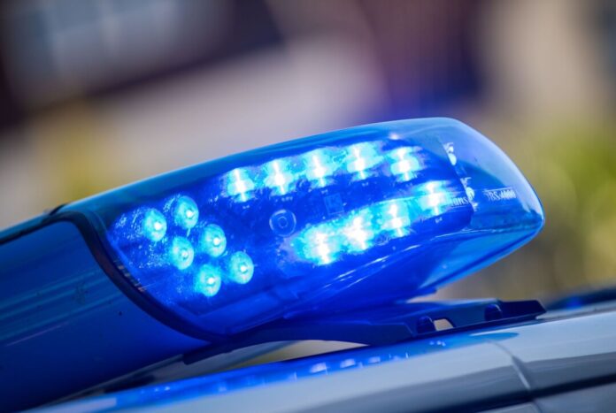 Blaulicht Polizeibeamte nahmen den 33-Jährigen in der Nähe des Tatorts fest. (Symbolbild)