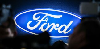 Das Ford-Logo im strahlenden Blau. Die Gegenwart sieht düster aus bei Ford Deutschland.