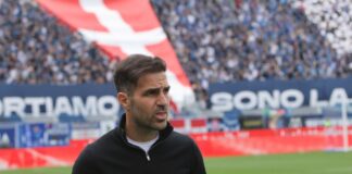 Como-Trainer Cesc Fàbregas ist ein Trainer-Kandidat in der Bundesliga. 