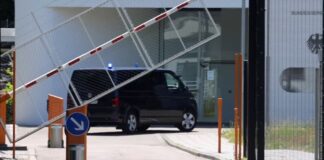 Die Bundesanwaltschaft lässt die Beschuldigten nach Karlsruhe bringen.