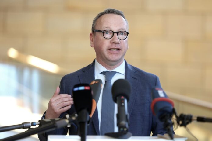 Ein Verbotsverfahren gegen die AfD bräuchte Limbach zufolge ein breites Bündnis. (Archivbild)