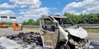 Nahe Kamen geriet ein Lastwagen auf dem Mittelstreifen in Brand.