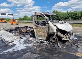Nahe Kamen geriet ein Lastwagen auf dem Mittelstreifen in Brand.