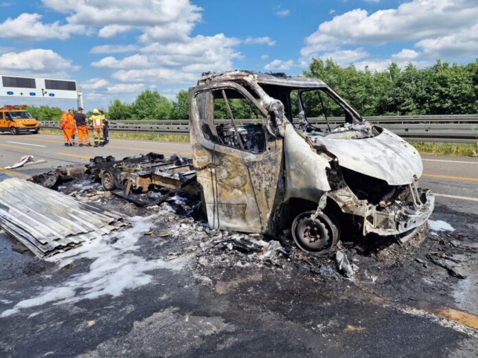 Nahe Kamen geriet ein Lastwagen auf dem Mittelstreifen in Brand.