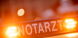 Erst stößt ein Notarztwagen mit einem Auto zusammen, dann schiebt ein Bus einen Polizeiwagen in ein Fahrzeug. (Symbolbild)