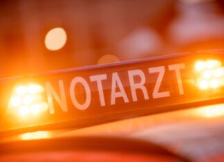 Erst stößt ein Notarztwagen mit einem Auto zusammen, dann schiebt ein Bus einen Polizeiwagen in ein Fahrzeug. (Symbolbild)