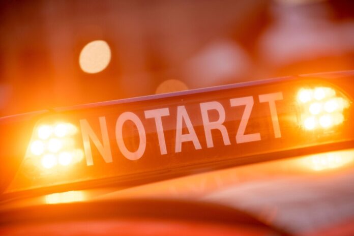 Erst stößt ein Notarztwagen mit einem Auto zusammen, dann schiebt ein Bus einen Polizeiwagen in ein Fahrzeug. (Symbolbild)