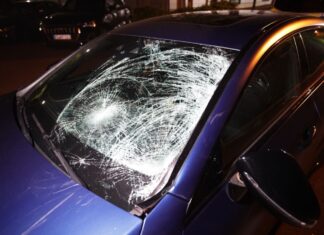  Zwei junge Frauen sind von dem Auto erfasst und schwer verletzt worden.