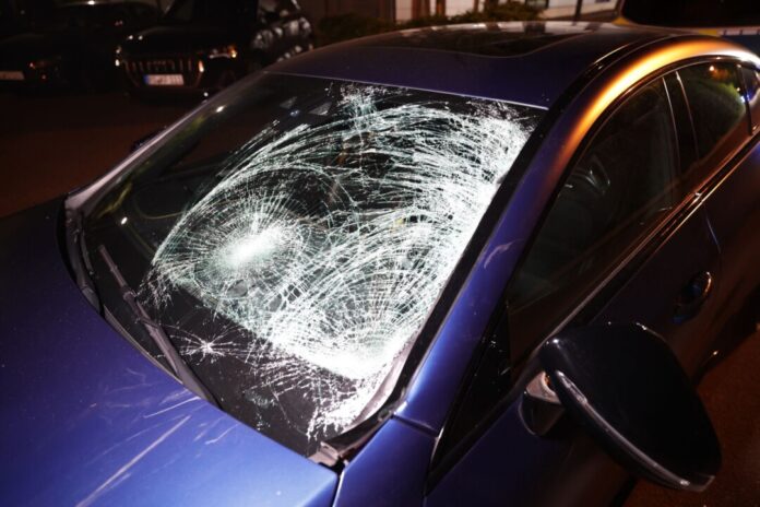  Zwei junge Frauen sind von dem Auto erfasst und schwer verletzt worden.
