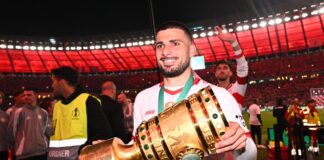 Deniz Undav schnappte sich den Pokal