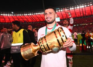 Deniz Undav schnappte sich den Pokal