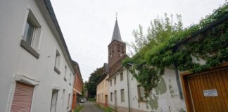 Das Land, die Stadt Erkelenz und die RWE Power AG haben eine Vereinbarung über die Wiederbelebung der fünf geretteten Braunkohledörfer am Tagebau Garzweiler geschlossen. (Archivbild) 