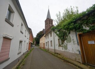 Das Land, die Stadt Erkelenz und die RWE Power AG haben eine Vereinbarung über die Wiederbelebung der fünf geretteten Braunkohledörfer am Tagebau Garzweiler geschlossen. (Archivbild) 