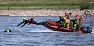Schwimmen im Rhein ist lebensgefährlich - darauf weist die Feuerwehr Düsseldorf bei einer Übung hin. 