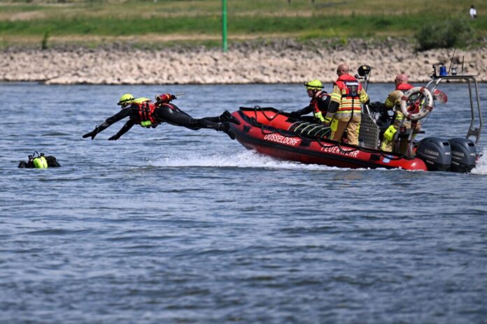 Schwimmen im Rhein ist lebensgefährlich - darauf weist die Feuerwehr Düsseldorf bei einer Übung hin. 