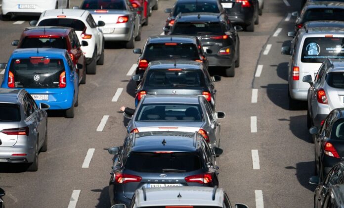 Stau auf der Autobahn Im Berufsverkehr wird es auf der A4 voraussichtlich zu Stau kommen. (Symbolbild)