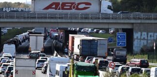 Stoßstange an Stoßstange: So könnte für viele der Weg ins lange Himmelfahrts-Wochenende beginnen. (Symbolbild)
